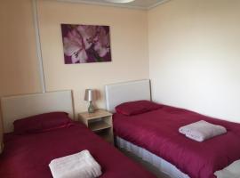 Laughing Buddha Guesthouse, hotel with parking in Uddingston