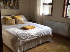 Strokestown Townhouse apartments, מלון בStrokestown