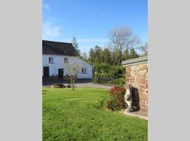 Wolfin Farm Accomodation, hotel in Crediton