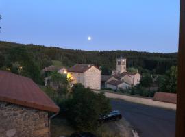 Large 100 year old house in lovely walking area, cheap hotel in Fayet-Ronaye
