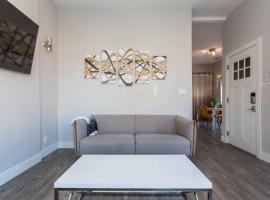 Prime Location! - 1 Min Walk to Wrigley Field - 2BR Apts Perfect for Cubs Fans!, holiday rental in Chicago