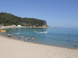 Happy Camp mobile homes in Camping Sènia Cala Canyelles, glàmping a Lloret de Mar