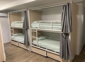 Mumma's Hostel Surfers Paradise - 18 to 40 years old - Passport Only, hotel in Gold Coast