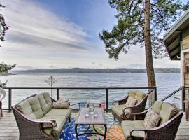 Beautiful Home on Hood Canal with Hot Tub and Dock!, hotel en Belfair