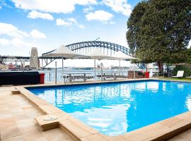 Harbourside Apartment with Spectacular Pool, hotel in Sydney