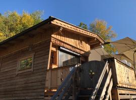 Chalet - Direkt am 5 Sterne Campingplatz Aufenfeld im Zillertal mit Hallenbad und Sauna，阿紹的木屋