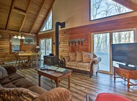 Wintergreen Home with Deck - Near Skiing and Hiking!, cottage in Wintergreen