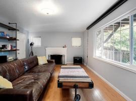 Large 1 Bedroom Apartment, Home Theater, Fireplace, family hotel in Berkeley