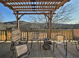 Remote Cabin Getaway - Steps to Table Rock Lake!, hótel í Oakmont