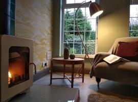 The Whimsy 2 bedroom cottage in National Forest, private parking & garden, cheap hotel in Blackfordby