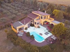 Villa Hacienda private pool and jacuzzi, hotel v destinaci Paralia Katerinis