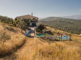 Finca Pil - Casa rural con piscina, séjour à la campagne à Ríogordo