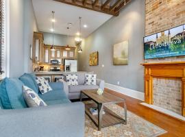 Modern 1-BD Near French Quarter - Walk to Superdome, hotel in New Orleans
