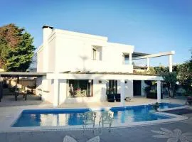 Modern Villa Steps Away From The Beach