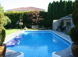 The Stone Hedge Bed and Breakfast, hotel near YVR Airport Station, Richmond