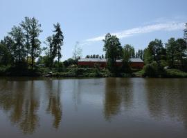 Florennes Gîte neuf 150 M2 devant un grand lac privé de 2 hectares poissonneux au milieu des bois, hotel en Florennes