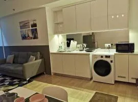 REVO at AURORA PLACE, Pavilion 2, 5 Minutes To AXIATA ARENA BUKIT JALIL FREE WIFI by De Harlequins Guesthouse