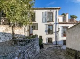 Beautiful Duplex-City Center. Parking by the house