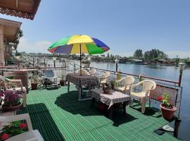 Lake Palace Group Of House Boats, hotelli kohteessa Srinagar alueella Dal Lake