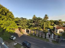 Linda Vista en Adrogue, hotel with parking in José Mármol