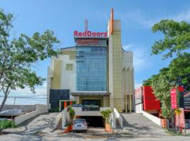 RedDoorz Plus near Hotel Benua Kendari, hotell i Pulupanda