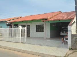 Casa confortável na praia, holiday home in São Francisco do Sul