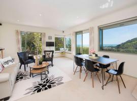 Hilltop Getaway - Views and Spa Pool!, hotel spa a Nelson