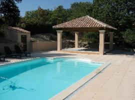 The Reading Nook - Ideally located Provence home with private pool on 1 acre, hotel en Fuveau