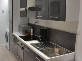 Petit T2 hypercentre avec terrasse privée - 006, hotel i Rouen