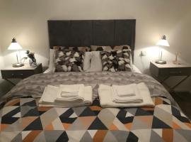 Cosy & Lovely Guesthouse with Free Parking & Close to Station, hotel met parkeren in Slades Green