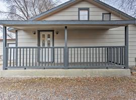 Quaint Home about 2 Mi to Colorado Mesa University, hotel in Grand Junction