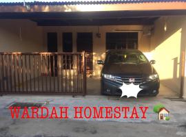 WARDAH HOMESTAY, luksusleirintäpaikka kohteessa Kampong Gong Badak