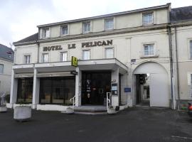 logis le pélican hotel restaurant、Vernantesの駐車場付きホテル