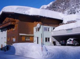 Haus Konzett: Klösterle am Arlberg şehrinde bir otel