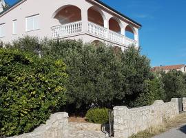 Apartments Pink house, Hotel in Povljana