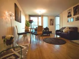 The Hub - Spacious, bright and modern with free parking