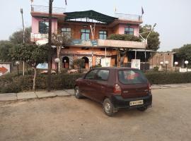 New lucky restaurant and guest house, hotel v destinaci Chāndīo