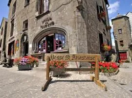 Grande maison dans la cité médiévale de Besse