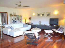 Sunset Beach Carlton- Tahiti - beachfront luxury residence & pool - 4 pers, hotel v destinaci Punaauia