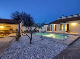 Cozy villa Nina with private pool near Pula, 2km from the beach