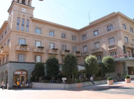 Enjoy 1313AG Hotel Touring, hotel in zona Stazione Ferroviaria di Chiasso, Chiasso