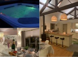 Stunning Barn private hot tub Worcester & Malvern Sleeps 6، فندق مع موقف سيارات في وستر