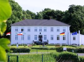 Ostsee-Gutshaus Am Salzhaff Pepelow nähe Rerik- am Meer residieren!, отель в городе Klein Strömkendorf