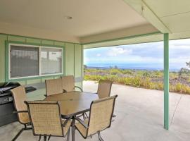 Ocean View Bungalow with Lanai 13 Mi to South Point, отель в Гавайан-Оушен-Вью, рядом находится Miloli i Milolii