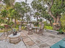 1 Mi to Beach Lake Worth Abode with Outdoor Oasis!, hotel a Lake Worth