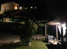 VAL D'ORCIA DELUXE 2, RAFFINATA CASA immersa nel verde con WiFi, giardino e parcheggio, דירה במונטלצ'ינו