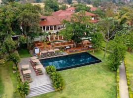 Sanctum Inle Resort, parkol&oacute;val rendelkező hotel Nyaung Shw&eacute;ben