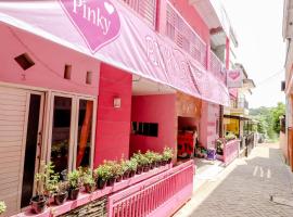 Pinky Guest House Batu, nhà nghỉ B&B ở Batu