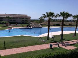 Fabuloso alojamiento compuesto por 4 chalets adosados de lujo en Panorámica Golf para 28 personas piscina con CIRCUITO SPA, hotel in San Jorge