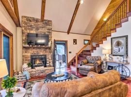 Mountain Cabin with Fire Pit, Walk to Golf and Fishing, hotel v destinaci Vilas